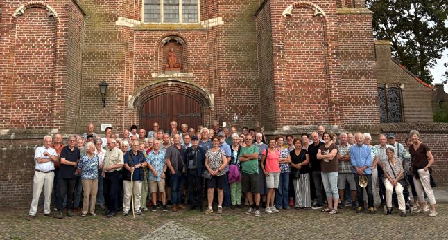 Zomeravondwandeling kerkhof en kerk in Alphen